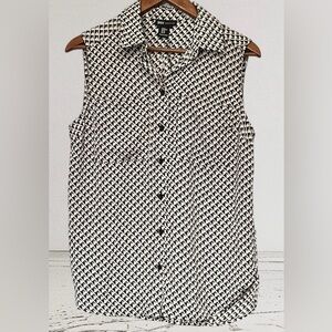 NWT JNY JONES NEW YORK WOMAN SLEEVELESS BLOUSE WITH FRONT POCKETS BUTTON XS
